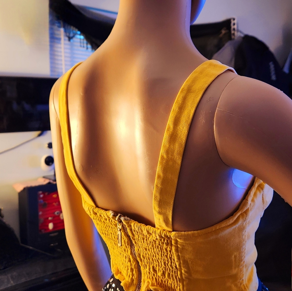 -RANCHESCA CASUAL yellow top size XSWith elastic at the back for better scare.
